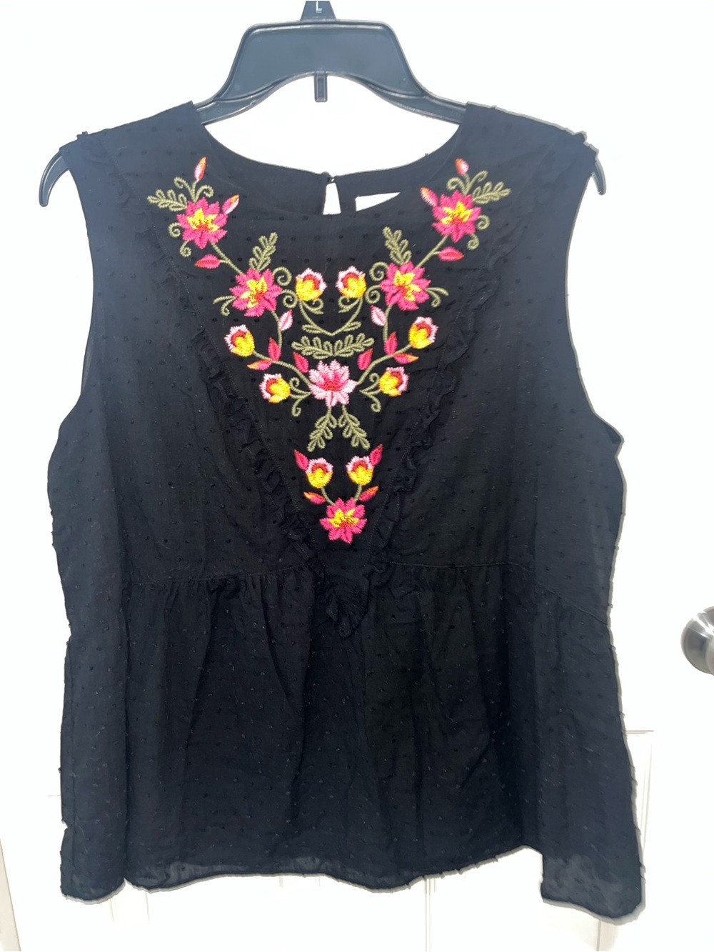 Time and Tru Black Sleeveless Embroidered Floral V-Neck Top
